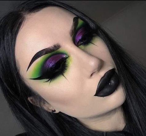 Beatle Juice Eye Makeup, Glam Goth Makeup Looks, Sorcerer Mickey Makeup, Bright Goth Makeup, Gothic Make Up Ideas, Black Halo Eye, Glam Witch Makeup Halloween, Witch Eyeshadow Looks, Green Goth Makeup Looks