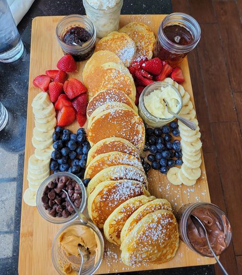 Brunch Necessities, Breakfast Platters, Xmas Breakfast, Breakfast Brunch Party, Bridal Proposal, Breakfast Platter, Party Food Buffet, Catering Ideas Food, Charcuterie Recipes