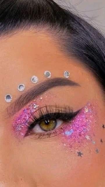 Glitter No Rosto, Glitter Face Makeup, Glitter Carnaval, Carnaval Make-up, Glitter Face Paint, Festival Eye Makeup, Cheer Makeup, Coachella Makeup, Make Carnaval