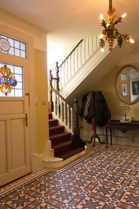 Edwardian House Interior, Hallway Stairs And Landing, London Mosaic, Hallway Tiles Floor, House Hallway, Hall Tiles, Vintage Tegel, Victorian Hallway, Tiled Hallway