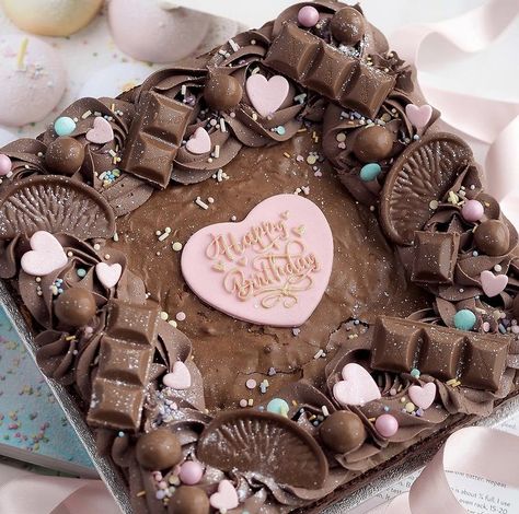 Valentines Brownies Ideas, Brownie Cake Birthday Decoration, Decorated Brownies Birthday, Tray Cakes Ideas, Birthday Brownies Decoration, Brownie Cake Design, Brownie Decorating Ideas Birthday, Brownie Decorating Ideas Design, Brownie Decorations