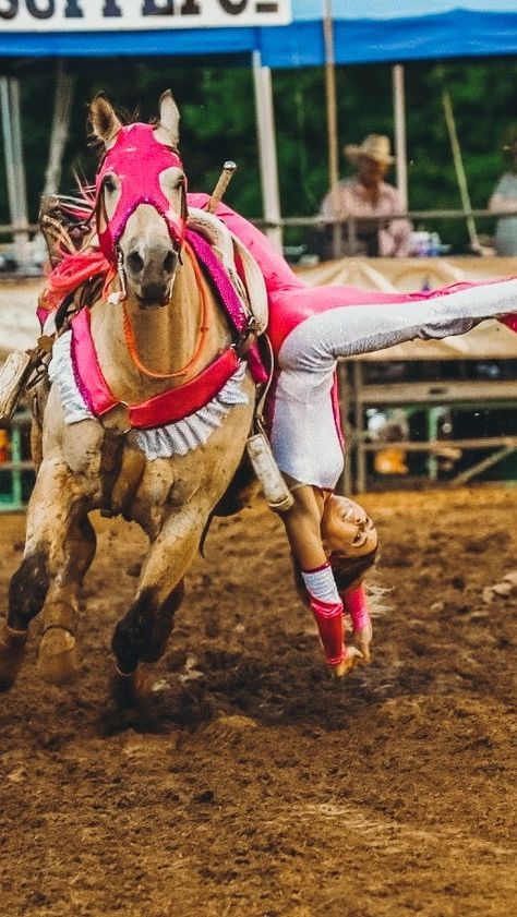 Girl Pony, Bronc Riding, Trick Riding, Country Girl Life, Horse Riding Tips, Rodeo Horses, Rodeo Life, Horse Wallpaper, Horse Life