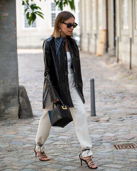 15 Leather Shirts We Love With Autumn Winter Leather Shirt Outfit, Minimal Stil, White Feed, Jeans Trend, Looks Street Style, Leather Shirt, Leather Outfit, White Pants, Looks Vintage