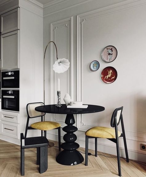 Americana House, Neoclassical Interior, Apartment Decor Inspiration, French Interior, Black Table, Home Room Design, Dining Room Design, Apartment Design, Beautiful Interiors