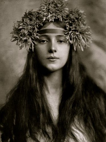 Every Little Counts: evelyn nesbit Evelyn Nesbit, Vintage Foto's, Diane Arbus, Portrait Vintage, Flowers In Her Hair, 얼굴 그리기, Gene Kelly, Mae West, Gibson Girl