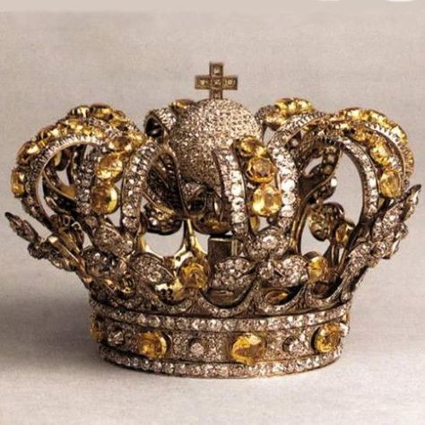 The Coronet of Isabel II of Spain Queen Isabella, Royal Crown Jewels, Bijoux Art Nouveau, Royal Crowns, Royal Tiaras, Isabel Ii, Family Jewels, Royal Jewels, Royal Jewelry