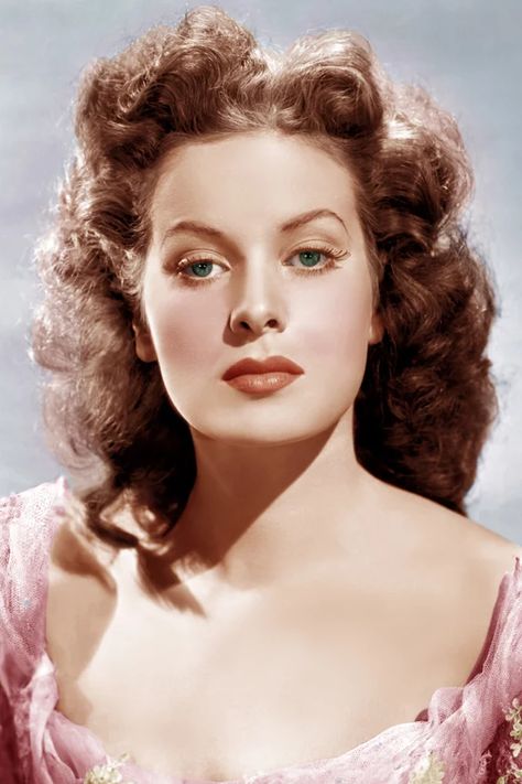 Maureen O'Hara, the perfect Irish redhead.  A great movie wife for John Wayne. Celebrity Pixie Cut, Klasik Hollywood, Old Hollywood Actresses, Maureen O'hara, Rita Moreno, Mia Farrow, Old Hollywood Movies, Ginger Rogers, Kirk Douglas