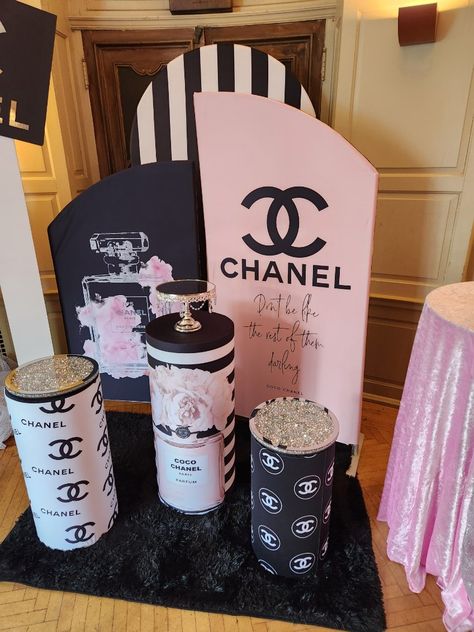 Chanel Backdrop Ideas, Channel Birthday Theme Decorations, Chanel Party Theme Decoration, Coco Chanel Party Decorations, Chanel Party Theme, Laa Vegas, Coco Chanel Birthday Party Sweet 16, Chanel 40th Birthday Theme Parties, Chanel Birthday Theme