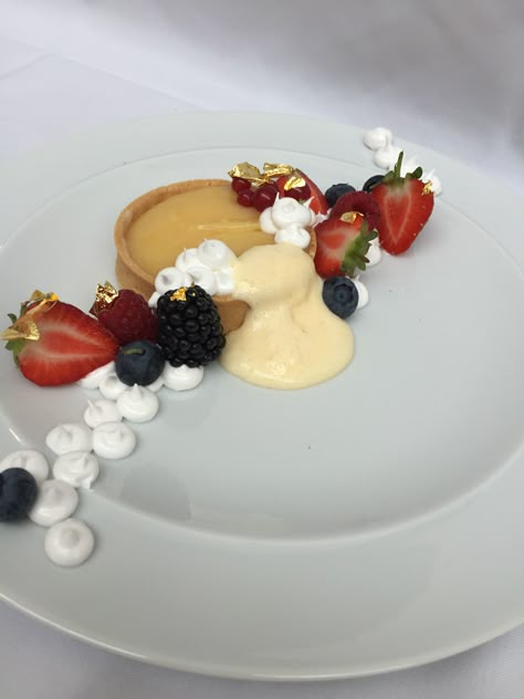 Pie Plating Ideas, Cookies Plating Ideas, Plating Pie, Desert Plating Ideas, Plating Dessert, Chef Aesthetic, Plating Design, Food Presentation Plates, Pie Decoration