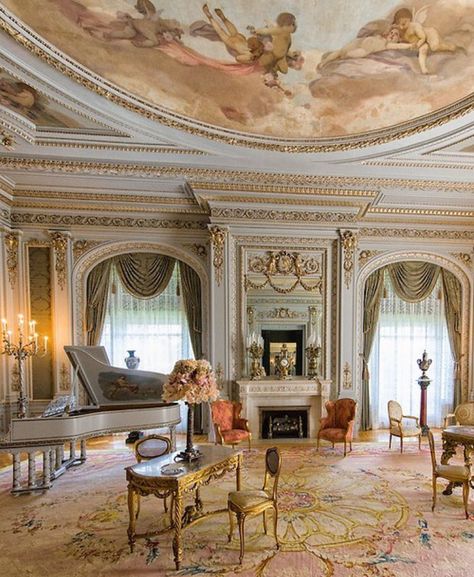 بيوت ملكية, Old Money House, Royal Room, Royal Bedroom, Drawing Room Decor, Palace Interior, Home Decor Aesthetic, Castle Aesthetic, Aesthetic Home Decor