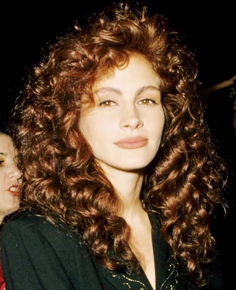 Julia Roberts Hair, Platinum Blonde Bob, Curly Hair Celebrities, Julia Roberts Style, Long Layered Curly Hair, Bushy Hair, Long Curly Haircuts, Natural Curly Hair Cuts, 80s Hair