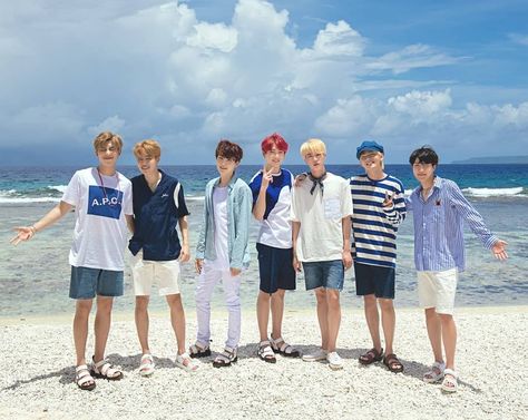 “lets all wear shorts but don’t tell yoongi” Layout Twitter, Bts Summer Package, Bts Bon Voyage, Bts Official Light Stick, Bts 2018, Park Ji Min, Bulletproof Boy Scouts, Bts Group, Bts Members