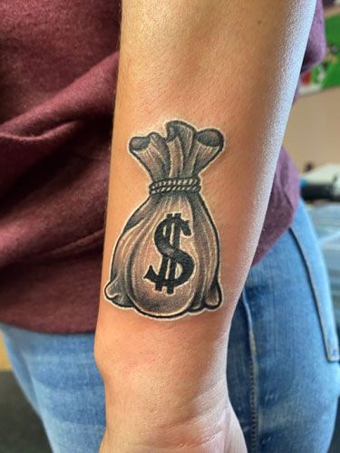 Beautiful Money Tattoo Designs 6 Dollar Bag Tattoo, Money Back Tattoo, Bag Of Money Tattoo, Money Bags Tattoo, Money Bag Hand Tattoo, Moneybagg Tattoo, Money Over Everything Tattoos, Gangsta Tattoos Money, Money Tattoo Ideas For Men