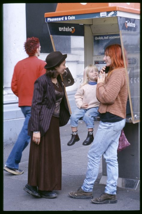 photo Rennie Ellis: Having a chat, Smith Street, Collingwood, Melbourne Victoria Australia circa 1990s 90s Australia Fashion, 90s Australia, Rennie Ellis, 1980s Australia, Australia 2000s, 90s Lookbook, Speaking In Tongues, Pink Stilettos, Kiko Kostadinov