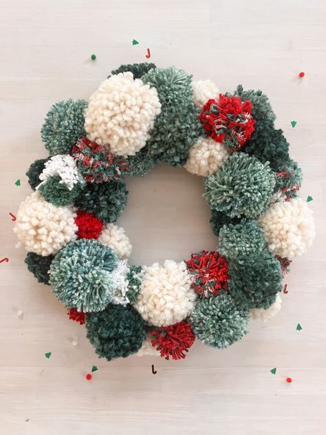 Pom Pom Christmas Wreath, Christmas Pom Pom Wreath, Diy Crochet Christmas, Christmas Wreath Supplies, Christmas Pom Pom Crafts, Pom Pom Christmas, Pompon Diy, Christmas Pom Pom, Pom Pom Wreath