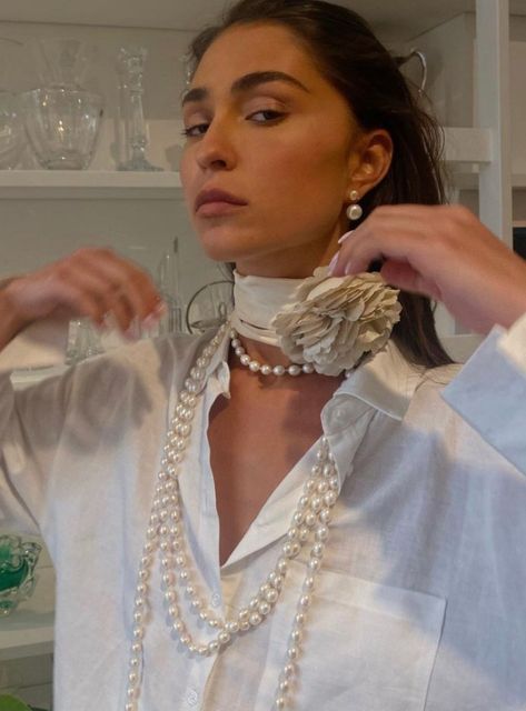 How To Style Pearls, Velvet Runway, Outfit With Pearls, Pearl Necklace Outfit, Big Pearl Necklace, Street Style Jewelry, Velvet Necklace, Necklace Outfit, Summer Wedding Guests