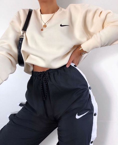 𝐂𝐥𝐨𝐭𝐡𝐢𝐢𝐞𝐬 on Instagram: “Nike outfits Follow @clothiies for more! ✨” Rok Outfit, Lazy Outfits, Popular Outfits, Cute Comfy Outfits, Teenager Outfits, Sporty Outfits, Mode Inspo, 가을 패션, Nike Outfits