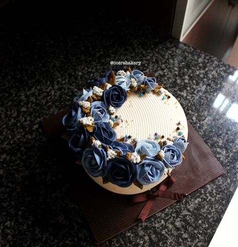 Korean buttercream flower cake navy blue || insta @ccerabakery Navy Buttercream Cake, Navy Birthday Cake, Navy Blue Cake, Royal Blue Cake, Korean Cakes, Korean Buttercream, Korean Buttercream Flower, Marzipan Cake, 60th Bday