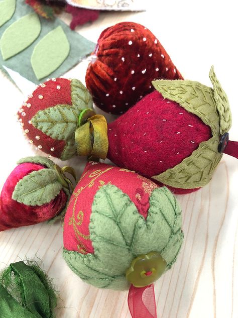 Mini Pin Cushions, Strawberry Fabric Crafts, Fabric Strawberries Pattern, Strawberry Sewing Pattern, Sew Strawberry, Strawberry Craft, Strawberry Pin Cushion, Fabric Strawberries, Strawberry Pincushion