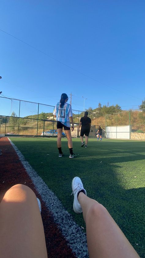 Girls Playing Football, Fall Photo Shoot Outfits, Friendship Photoshoot, Soccer Inspiration, Friend Poses Photography, Soccer Girl, Funny Picture, Best Photo Poses, Selfie Ideas Instagram