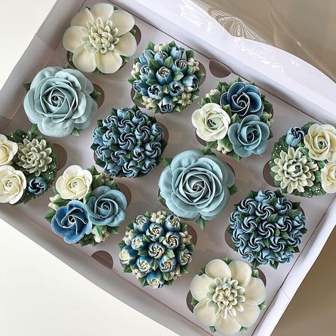 Pretty Easter Cakes, Sharable Desserts, Blue Flower Cupcakes, Cupcake Flower, Cupcake Decorating Tips, Cupcake Cake Designs, Buttercream Cupcakes, Floral Cupcakes, Cake Decorating Frosting