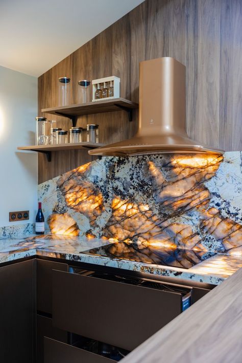 Backlit stone backsplash Onyx countertops Warm-tone kitchen design Copper range hood Luxury kitchen design Backlit Stone, Onyx Kitchen, Copper Countertops, Onyx Countertops, Copper Range, Copper Range Hood, Stone Backsplash, Luxury Kitchen Design, Kitchen Worktop