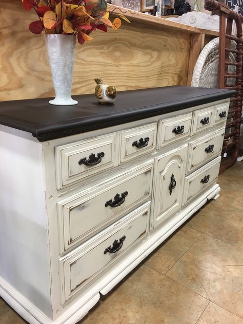 Farmhouse Dresser Distressed, Farmhouse Distressed Furniture, Dresser Turned Buffet Farmhouse, Paint Dresser Diy Ideas, Farmhouse Chalk Paint Furniture, Farm House Dresser, Chalk Paint Dresser Ideas Bedroom, Distressed Dresser Diy Farmhouse, Farmhouse Dressers