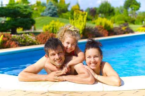 A family posing for a photo in a swimming pool Holiday Selfie Ideas, Sun Pics, Swimming Pool Photography, Family Holiday Pictures, Pool Poses, Swimming Pool Photos, Family Swimming, Pool Photography, Tank Pool