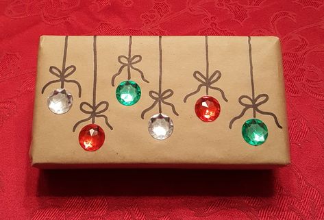 Homemade Wrapping Paper, Diy Christmas Wrapping Paper, Diy Holiday Gift Wrapping, Christmas Gift Wrapping Diy, Christmas Wrapping Diy, Easy Christmas Drawings, Diy Wrapping Paper, Diy Wrapping, Jewel Ornaments