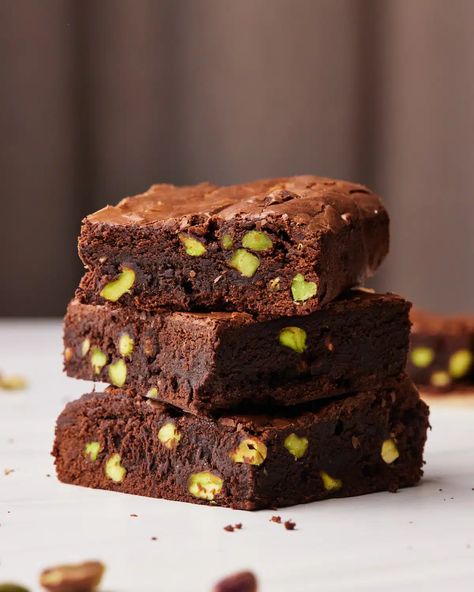 Pistachio Brownies Pistachio Kunafa Brownies, Bonni Bakery, Pistachio Brownies, Pistachio Ganache, St Patrick's Day Dessert, Fudgy Chocolate Brownies, Cocoa Powder Brownies, Fridge Cake, Pistachio Dessert