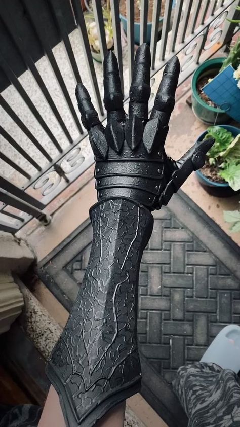 Cosplay Anime Outfits, Cosplay Armor Tutorial, Bloodborne Cosplay, Armor Tutorial, Armor Hand, Armadura Cosplay, Armor Drawing, Cosplay Armor, Cosplay Accessories