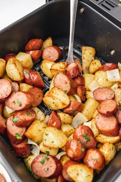 Air Fryer Potatoes and Sausage Smoked Sausage And Potato Recipe, Potatoes And Sausage, Air Fryer Potatoes, New Air Fryer Recipes, Air Fryer Cooking Times, Air Fried Food, Air Fryer Oven Recipes, Air Fry Recipes, Air Fryer Dinner Recipes