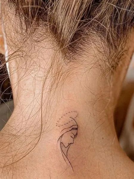 Tattoo Mary Virgin, Virgin Mary Tattoo For Women On Back, Virgin Tattoo Design, Virgin Mary Outline Tattoo, Mother Mary Tattoo For Women, Marian Tattoos Catholic, Small Virgencita Tattoo, Daughter Of God Tattoo, Small Catholic Tattoos For Women