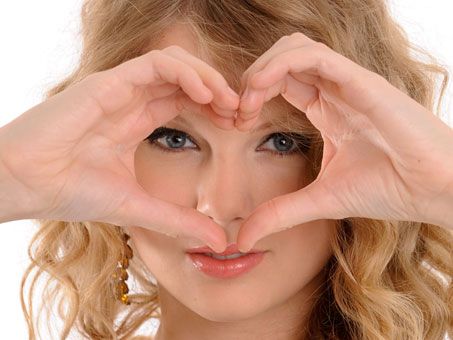 Turns out, men sing about their relationships as much as women. Here’s proof. Estilo Taylor Swift, All About Taylor Swift, Swift Photo, Taylor Swift Funny, Body Picture, Heart Hands, Swift 3, Taylor Swift 13, Taylor Swift Pictures