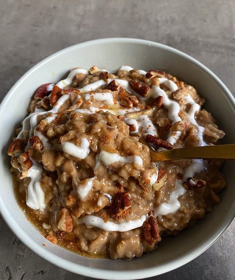 cinnamon-5 | Upbeet & Kaleing It Cinnamon Rolls Oatmeal, Cinnamon Sugar Oatmeal, Creamy Oatmeal Recipes, Cacao Oatmeal, Cinnamon Roll Oatmeal, Loaded Oatmeal, Cinnamon Oatmeal Muffins, Nice Meals, Healthy Gut Recipes