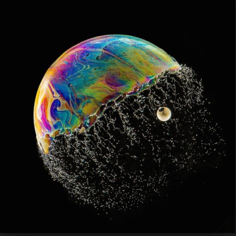 Bubble popping.  Photo by William Thorton. Bubbles Photography, High Speed Photography, Bubble Art, Water Bubbles, Blowing Bubbles, Soap Bubbles, Macro Photography, Drawing Inspiration, Creative Photography