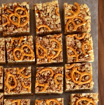 Salted Chocolate & Pretzel Rice Krispy Treats Recipes Using Rice Krispies, Recipes Using Rice, Rice Krispie Bars, Pretzel Treats, Easter Snacks, Peanut Butter Pretzel, Krispy Treats, Rice Krispy, Snacks To Make