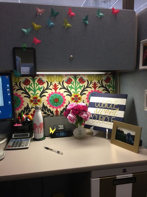 Love this Waverly fabric pinned over the fabric covered walls! Also love the origami butterflies from post its Diy Cubicle Decor, Diy Cubicle, Cute Cubicle, Work Cubicle Decor, Cubicle Organization, Cube Decor, Cubicle Office, Office Cube, Cubicle Design