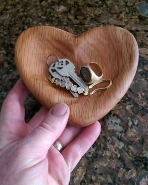 Heart Bowl easy DIY Valentines Day woodworking craft project. FREE step by step instructions. www.DIYeasycrafts.com Diy Wood Valentines Gifts, Wood Hearts Diy, Woodworking Valentines Ideas, Wooden Heart Crafts, Wood Heart Diy, Wooden Hearts Crafts Ideas Valentines, Wood Heart Ring Holder, Wood Heart Crafts Valentines Day, Rustic Hearts Wood