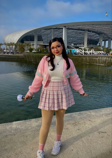 Pink Plaid Skirt Outfit Aesthetic, Pink Skirt Outfit Winter, Pink Denim Skirt Outfit, Pink Plaid Outfit, Pink Plaid Skirt Outfit, Plaid Tennis Skirt Outfit, Plaid Skirt Outfit Aesthetic, Pink Pleated Skirt Outfit, Preppy Skirt Outfits