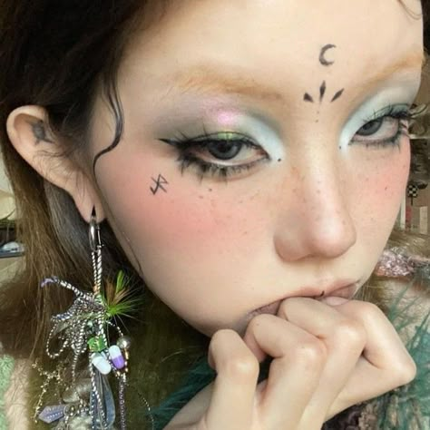 Dystopian Makeup, Extra Makeup Looks, Subtle Clown Makeup, Fairycore Makeup, Unique Makeup Looks, Unconventional Makeup, Hippie Makeup, Looks Hippie, Funky Makeup