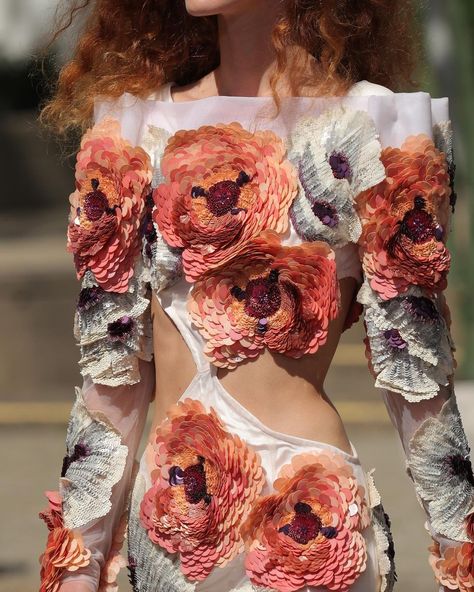 linda on Twitter: "Details at Rodarte ss22… " Beadwork Embroidery, Handmade Flowers Fabric, Cotton Kurti Designs, Couture Embroidery, Hand Embroidery Flowers, Grey Flowers, Embroidery Designs Fashion, Fancy Blouses, Fancy Blouse Designs