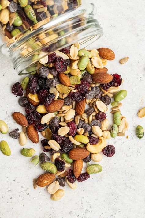 This high protein trail mix is packed with nuts, seeds, edamame, dried fruit and chocolate chips. It's the perfect high-protein snack to keep on hand whenever those hunger cravings strike! Pandas, Trail Mix No Nuts Healthy Snacks, Dry Fruits Photography, Pancake Topping Ideas, Nuts Aesthetic, Protein Aesthetic, Nuts Photography, Low Carb Pancake, Fruit And Chocolate