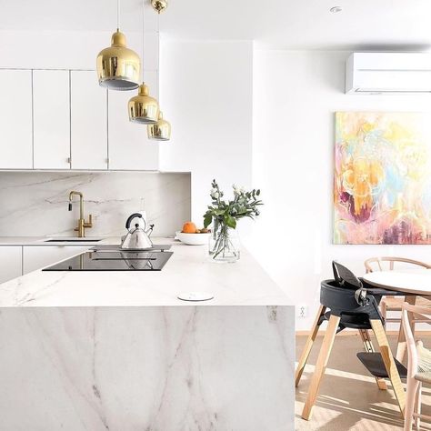 Dekton By Cosentino on Instagram: “Dekton Rem, the new and impressive kitchen of @xeniasday Rem is inspired by one of the most elegant white marbles. Thanks to the…” Dekton Bergen, The Block Kitchen, Glamorous Kitchen, Stone Benchtop, Contemporary Coastal, Kitchen Splashback, Kitchen Benches, Coastal Kitchen, Stunning Kitchens