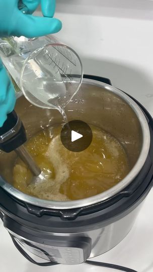 Facebook Liquid Leading Diy, How To Make A Soap Base, How To Make Liquid Soap, Liquid Soap Recipe, Natural Liquid Soap, Liquid Soap Making, Make From Scratch, Soap Tutorial, Clean Products