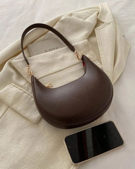 Retro shoulder bag ✨ #fashion #bag #newzealand Beige Purse Outfit, Minimalist Style Women, Winter Purses, Purse Outfit, Minimalist Tote Bag, Hand Bags For Women, Beige Purses, Armpit Bag, Moon Bag