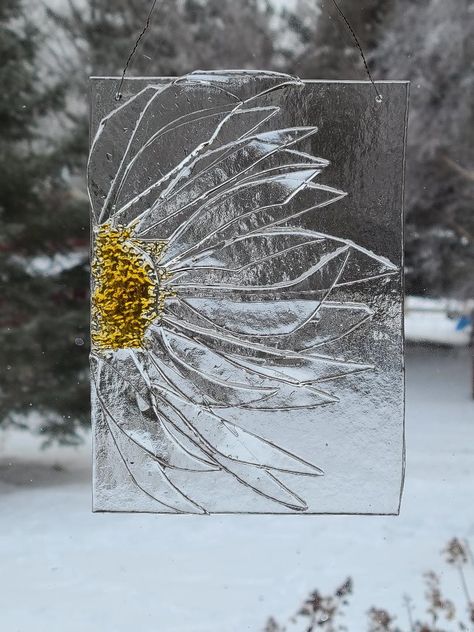 Glass Pieces Art, Glass Fusion Flowers, Glass On Glass Art, Fused Glass Art Ideas Simple, Tiffany Glass Art Ideas, Glass Shards Art, Infused Glass Ideas, Easy Fused Glass Ideas, Glass Fusion Ideas Simple