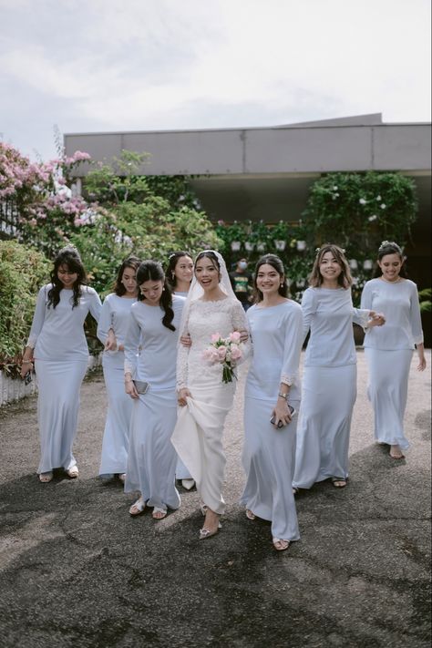 Melayu Wedding, Pastel Blue Wedding, Korean Wedding Dress, Bridesmaid Poses, Bridesmaid Photoshoot, Nikah Dress, Family Wedding Photos, Bride Dress Simple, Foto Wedding