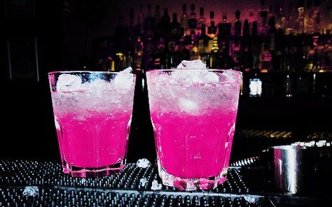 Bright pink Vodka....oooo he'll yes Hot Pink Cocktails, Pink Cocktails, Pretty Drinks, Pink Drinks, Everything Pink, Living Life, Mixed Drinks, Fun Drinks, Yummy Drinks