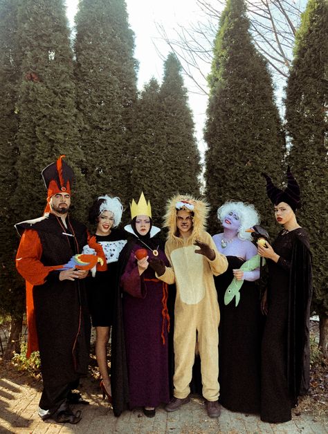 Big Family Group Costumes, Family Villain Costumes, Disney Villians Halloween Costumes, Disney Villain Group Costume, Disney Villans Halloween Costumes, Big Group Costume Ideas Funny, Halloween Costumes Disney Villains, Halloween Disney Villain Costumes, Disney Villians Costume Group